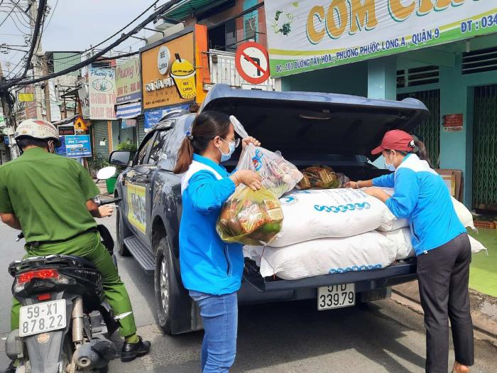 Trao quà đến người dân ở P.Phước Long A (ngày 18/09/2021)